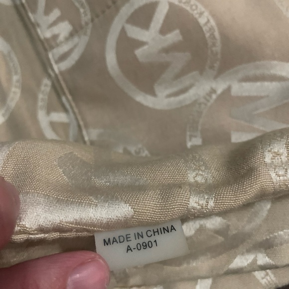 Michael Kors Push Lock Shoulder Tote Genuine Pebble Leather EUC - Picture 7 of 8